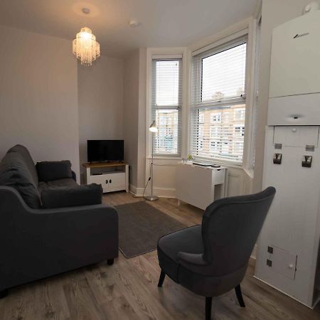 Pass The Keys Newly Renovated 2 Bedroom Apartment And Free Parking Scarborough Dış mekan fotoğraf