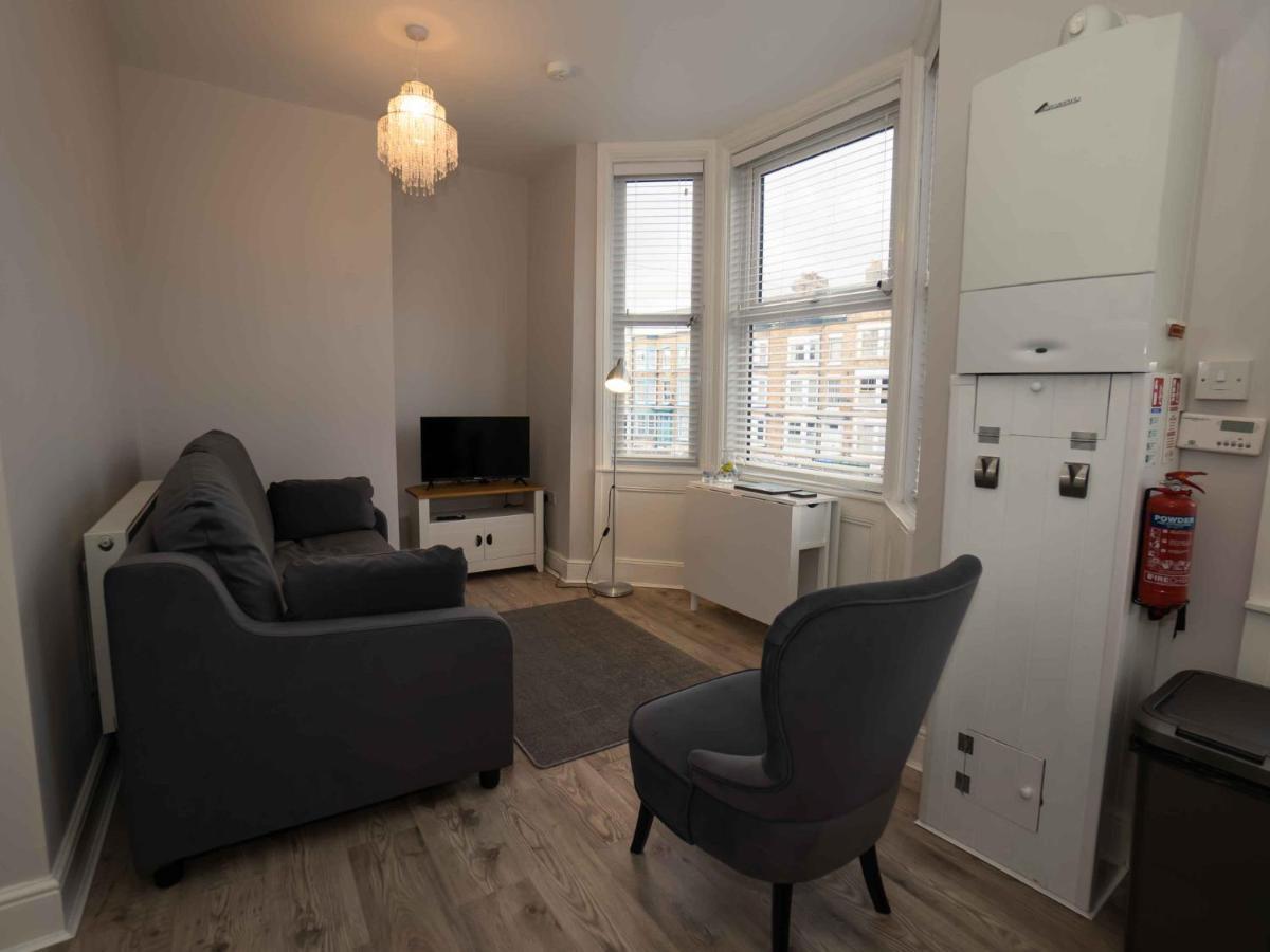 Pass The Keys Newly Renovated 2 Bedroom Apartment And Free Parking Scarborough Dış mekan fotoğraf